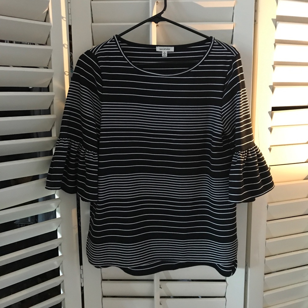 Woven top with ruffle 3/4 sleeve